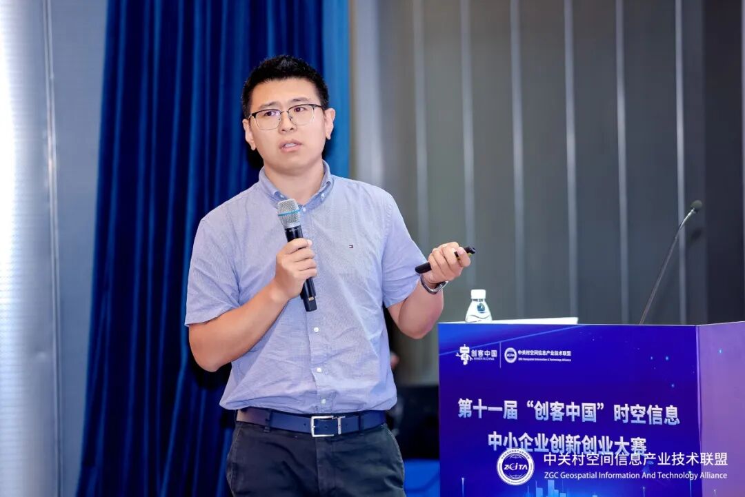 上海光链电子企业代表在决赛现场进行项目路演